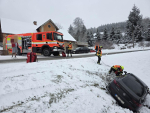 Hasiči vyprošťují auto po nehodě v Plavech