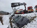 Hasiči vyprošťují auto po nehodě v Plavech