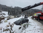 Hasiči vyprošťují auto po nehodě v Plavech