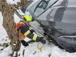 Hasiči vyprošťují auto po nehodě v Plavech