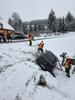 Hasiči vyprošťují auto po nehodě v Plavech