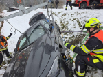 Hasiči vyprošťují auto po nehodě v Plavech