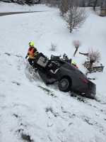 Hasiči vyprošťují auto po nehodě v Plavech