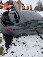 Hasiči vyprošťují auto po nehodě v Plavech