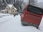 Vyproštění autobusu a zajištění náhradní dopravy dětí v Janově nad Nisou