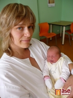 Maminka Karolína Feixová v náručí se svojí dcerkou Kačenkou Feixovou narozenou 5. července 2011 po obědě.