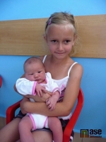 Holčičky od Lebedů. Linda Lebedová narozená 10. července 2011 mamince Hance Lebedové v náručí své sestřičky Nikolky.